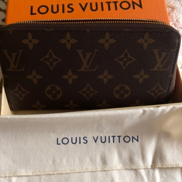 Louis Vuitton Zipper Wallet - Picture 4 of 4